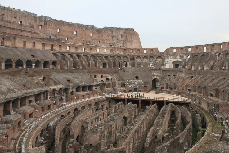 Vistas de la Arena del Coliseo de Roma y de la puerta Libitinaria por donde salían los vencidos.