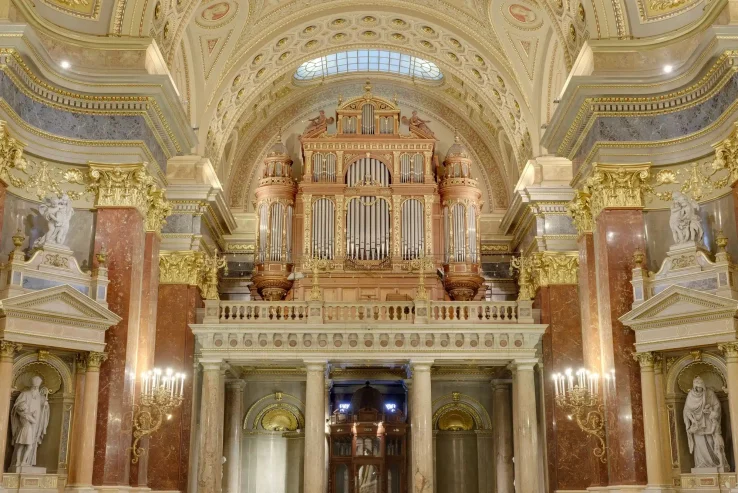 inside teh churche