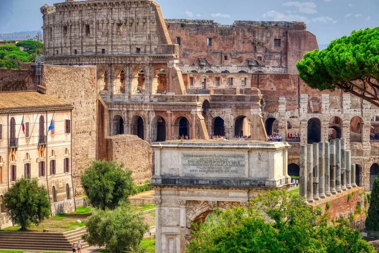 Vista del Coliseo Romano y el Arco de Tito