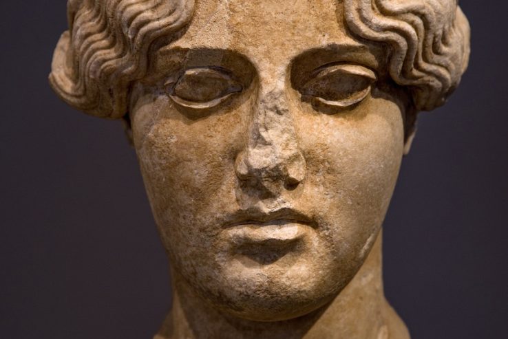 estatua mujer roma